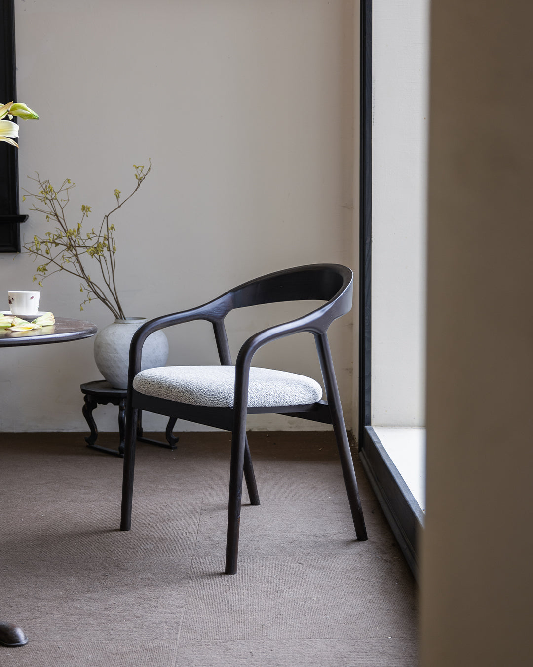 Silla de Comedor en Madera de Fresno Riva Dark tapizada en gris claro