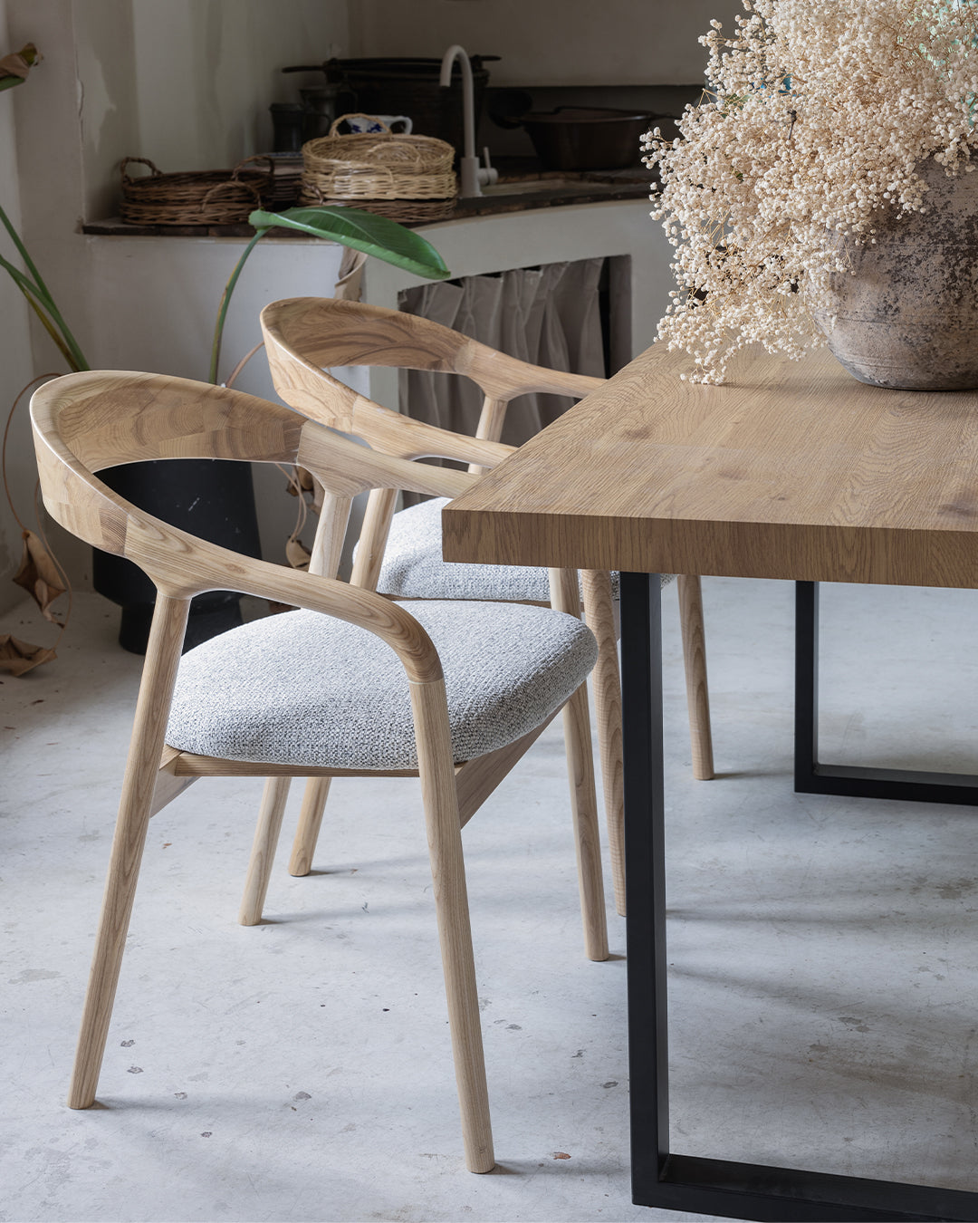 Silla de Comedor en Madera de Fresno Riva Natural tapizada en gris claro